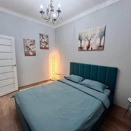 2-Х Комнатная В Золотом Квадрате Apartment Almaty Ngoại thất bức ảnh