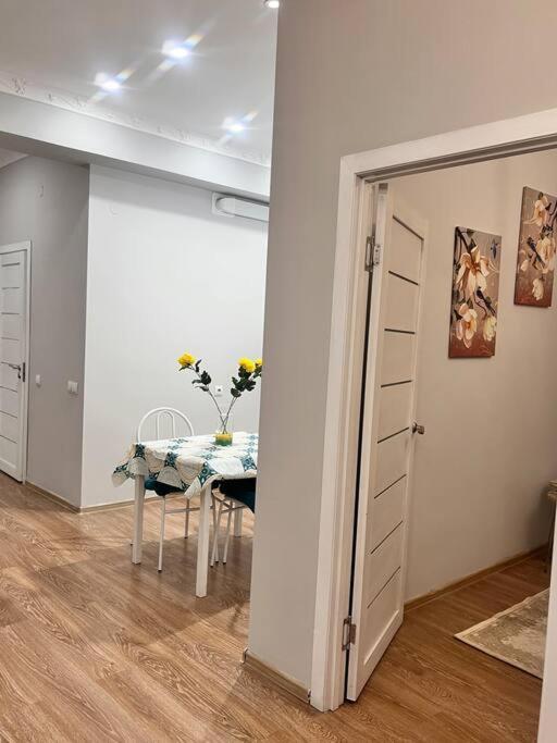 2-Х Комнатная В Золотом Квадрате Apartment Almaty Ngoại thất bức ảnh