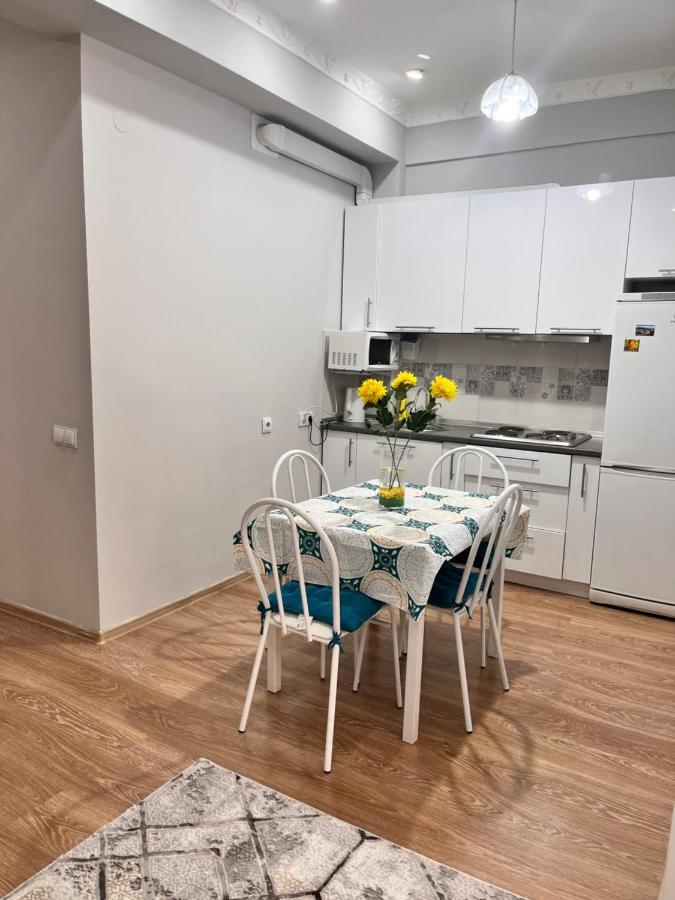 2-Х Комнатная В Золотом Квадрате Apartment Almaty Ngoại thất bức ảnh
