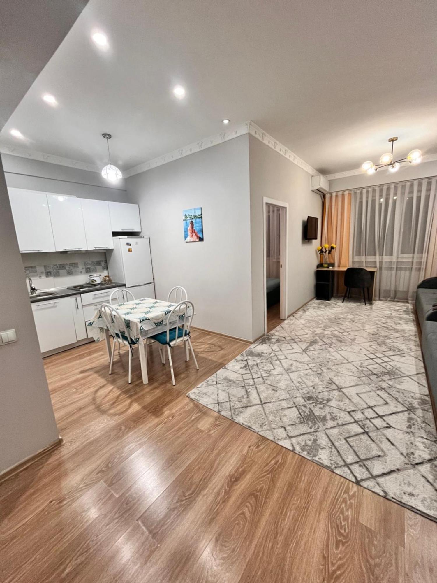 2-Х Комнатная В Золотом Квадрате Apartment Almaty Ngoại thất bức ảnh