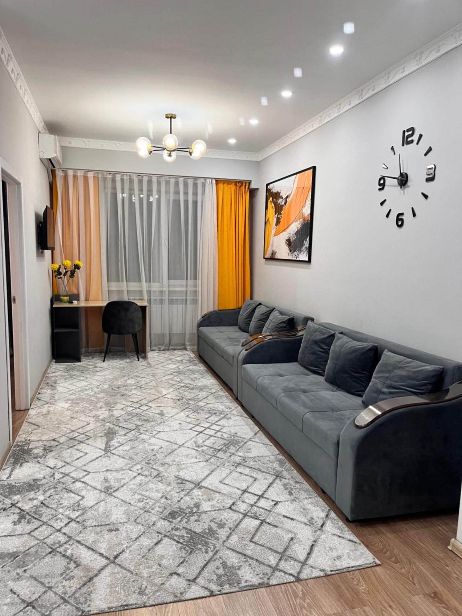 2-Х Комнатная В Золотом Квадрате Apartment Almaty Ngoại thất bức ảnh