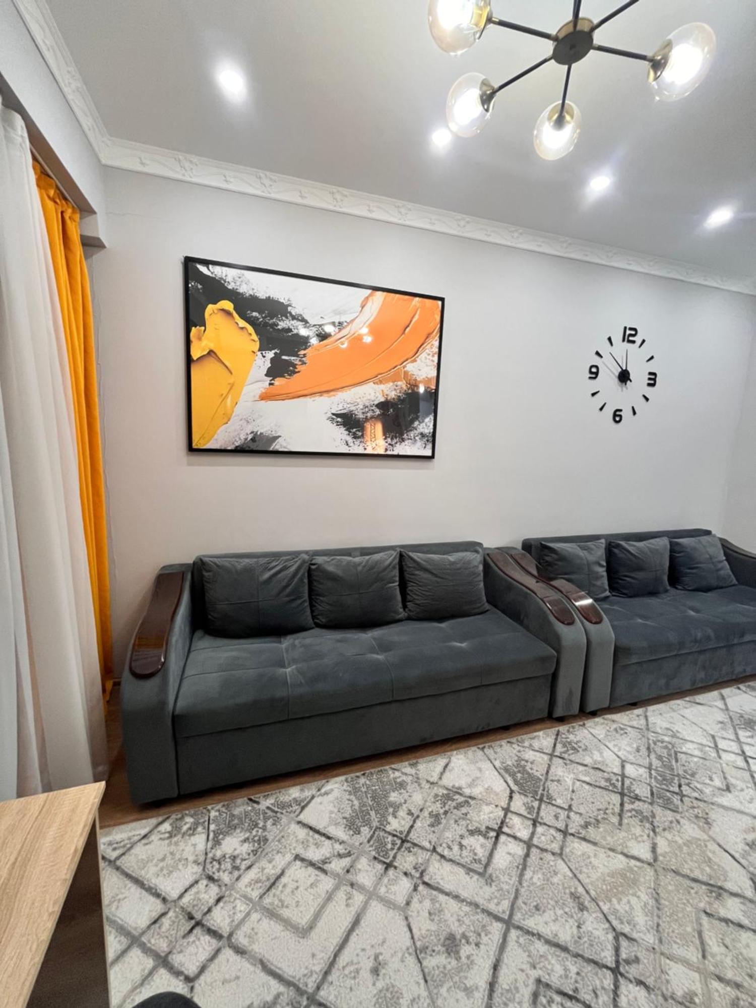 2-Х Комнатная В Золотом Квадрате Apartment Almaty Ngoại thất bức ảnh
